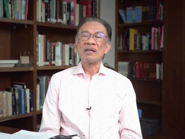 Anwar ketika sesi Facebook Live di Facebook rasmi beliau semalam.