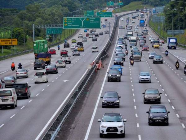 Kenderaan dilihat memenuhi Lebuhraya Utara Selatan (PLUS) Arah Utara berikutan PKPP mulai hari ini yang membenarkan orang ramai bebas melakukan pergerakan merentas negeri ketika tinjauan pada jam 6 petang hari ini. - Foto Bernama