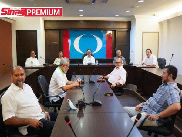 Anwar (belakang, tiga dari kiri) mempengerusikan mesyuarat pimpinan PH bersama Dr Mahathir di ibu pejabat PKR, Petaling Jaya kelmarin.