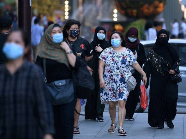 Walaupun kehidupan di negara ini memasuki fasa pemulihan akibat penularan Covid-19, namun orang ramai dinasihatkan sentiasa mengamalkan penjarakan sosial dan kebersihan kendiri yang tinggi ketika tinjauan di sekitar ibu kota.
FOTO: BERNAMA