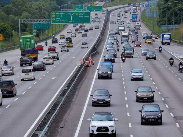 Kenderaan dilihat memenuhi Lebuhraya Utara Selatan (PLUS) Arah Utara berikutan Perintah Kawalan Pergerakan Pemulihan (PKPP) mulai hari ini yang membenarkan orang ramai bebas melakukan pergerakan merentas negeri ketika tinjauan semalam.-fotoBERNAMA