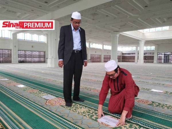  Abd Farid memantau persiapan dilakukan di Masjid Negeri bagi menerima kehadiran lebih ramai jemaah Jumaat ini.