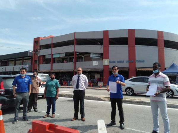 Rajaratnam (kanan) dan Hian Tat (dua dari kanan) merakamkan gambar bersama selepas sidang akhbar di hadapan pasar berkenan di sini hari ini.