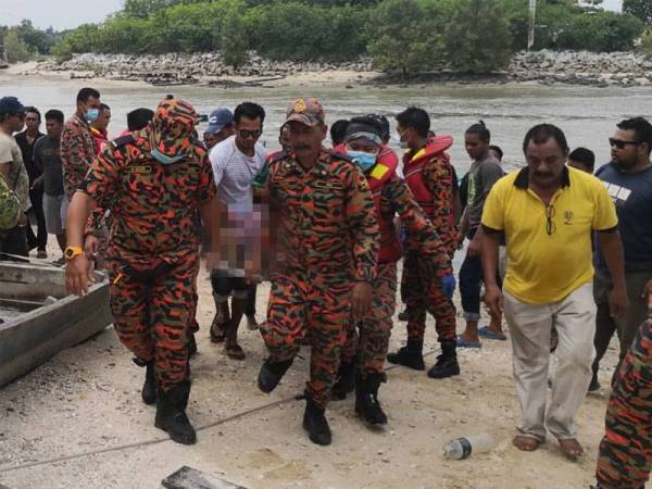 Mayat mangsa diusung pasukan bomba selepas ditemui kira-kira satu batu naurtika dari kawasan pencarian mangsa dilaporkan terjatuh.