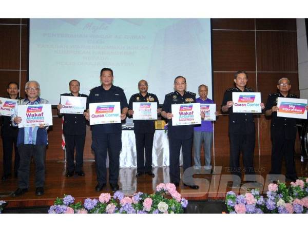 Hussamuddin (depan, kiri) bersama Abdul Hamid (depan, dua dari kiri) dan pengurusan tertinggi PDRM pada majlis penyampaian al-Quran wakaf yang diadakan di Menara 1, Bukit Aman hari ini. - FOTO SINAR HARIAN/ROSLI TALIB
Foto Sinar Harian/Rosli Talib