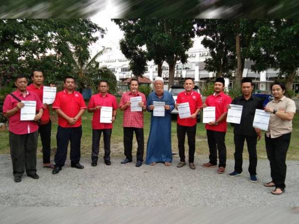 Sebahagian daripada 375 ahli baharu yang menyerahkan borang keahlian Bersatu Bahagian Sri Gading di Taman Rona, Batu Pahat, Johor hari ini.