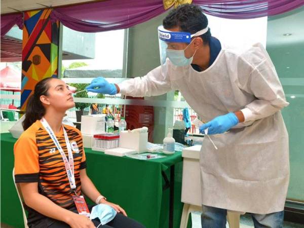 Gimnas wanita, Farah Ann Abdul Hadi antara atlet negara yang menjalani ujian swab Covid-19 di Pusat Latihan Kompleks Sukan Negara, Bukit Jalil.