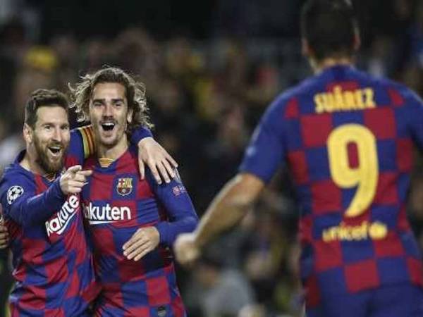 Dari kiri, Messi, Griezman dan Suarez meraikan jaringan dalam satu perlawanan La Liga tidak lama dahulu. - Foto Getty Images