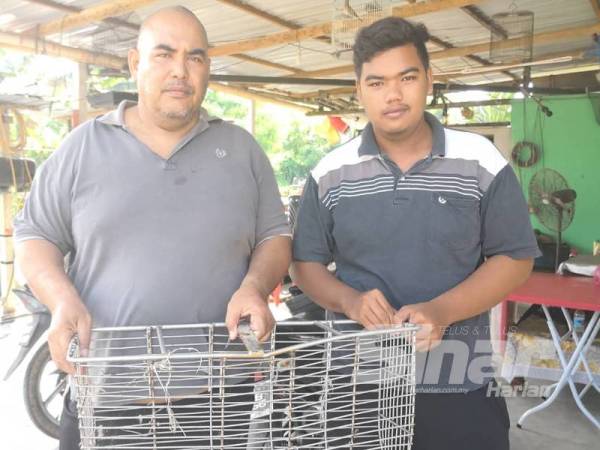 Muhammad Jelani (kiri) dan Muhammad Raihan menunjukkan sauk kerang digunakan dalam kejadian terbabit.