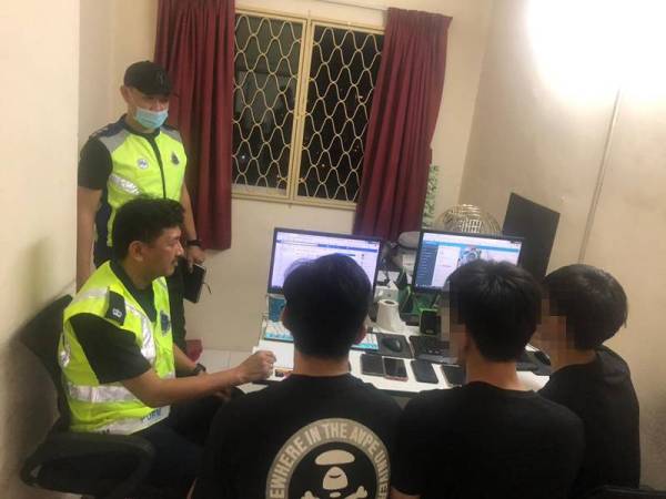 Tiga lelaki ditahan selepas polis menyerbu sebuah apartment yang dijadikan pusat menjalankan judi online tengah malam tadi.