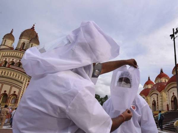 Jumlah kes disahkan melonjak kepada 297,535 manakala angka korban sebanyak 8,498 dengan 396 kematian dicatatkan dalam tempoh sehari. - Foto Xinhua