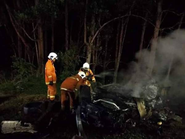 Pasukan bomba berusaha mengeluarkan mangsa yang tersepit. - Foto Pasukan Bomba Sukarela Gombak