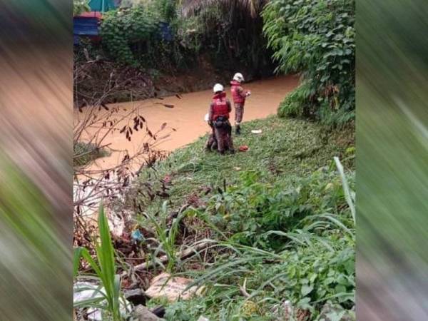 Operasi pencarian dilakukan oleh pasukan bomba dari BBP Rawang petang tadi.