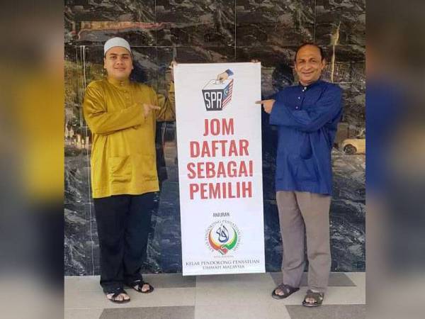 Zamil (kanan) bersama Presiden KPPUM, Ahmad Husam Baderudin ketika kempen daftar pemilih anjuran NGO itu.