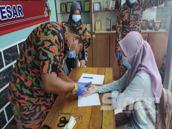 Anggota bomba memotong cincin yang tersekat di jari tengah kanan seorang wanita di BBP Sungai Besar semalam.