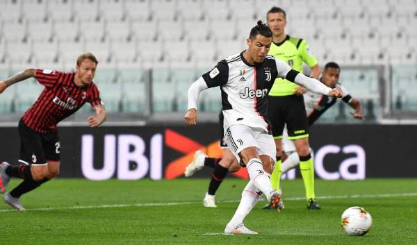 Sepakan penalti Ronaldo yang terkena tiang ketika berdepan AC Milan pada aksi separuh akhir kedua Coppa Italia di Turin, baru-baru ini