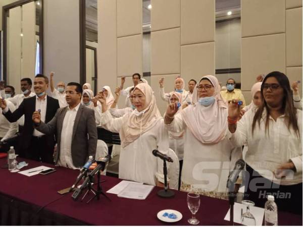 Selain Daroyah, turut keluar parti adalah seramai 13 pimpinan Wanita PKR Selangor dan 43 pimpinan Cabang Kapar termasuk Angkatan Muda Keadilan Cabang Kapar dan Srikandi Cabang Kapar.