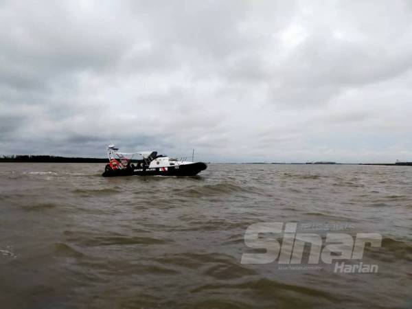 Bot maritim yang digunakan untuk mencari dan menyelamatkan tiga pemancing selepas bot mereka terkandas dalam kawasan paya bakau berhampiran Kampung Serkat, Pontian hari ini.