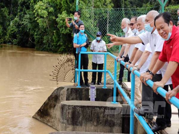 Wan Rosdy melihat lokasi pembinaan ORS di muka sauk Sungai Mentiga, Pekan. 