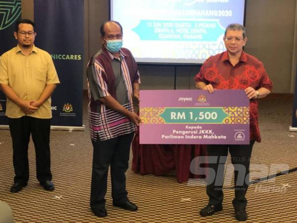 Saifuddin Abdullah pada majlis penyampaian sumbangan bantuan kepada Yayasan Pahang oleh MYNIC Berhad, di Hotel Zenith hari ini.