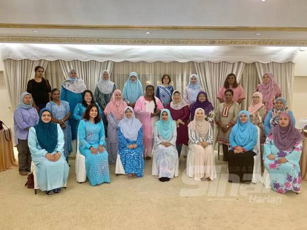 Kesemua ADUN Wanita Keadilan Selangor dan Majlis Pimpinan Wanita PKR Selangor termasuk 18 Ketua Wanita PKR Cabang di Selangor berikrar untuk terus kekal setia bersama PKR.