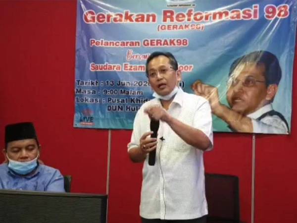 Mohamad Ezam ketika menyampaikan ucapan sempena Pelancaran Gerakan Reformasi 98 di Pusat Khidmat Rakyat DUN Hulu Kinta, Taman Tanjung Rambutan, Tanjung Rambutan semalam.