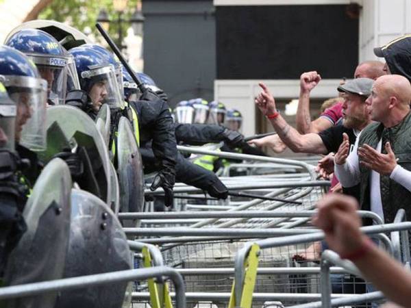 Aktivis berhaluan kanan berkonfrontasi dengan polis di Dataran Parlimen. Foto: Agensi