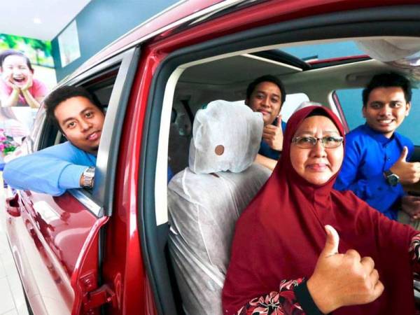 Siti Sara bersama anak-anak gembira kerana terpilih sebagai pemenang utama Cabutan WOW! SSPN-i Plus 2019.