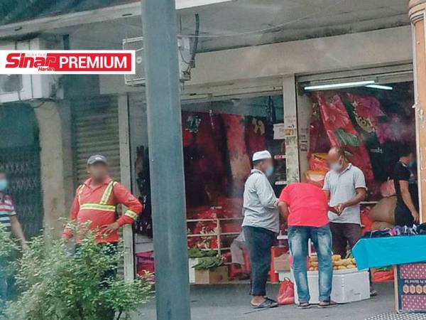 Gerai jualan buah yang dipercayai dijalankan oleh warga asing.