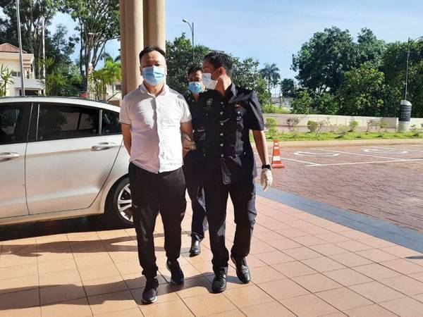 Teik Keng tidak mengaku bersalah di Mahkamah Majistert Kuantan hari ini atas tuduhan menipu skim pelaburan tidak wujud membabitkan nilai RM148,000 pada 2014.