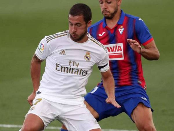 Hazard mengawal bola biarpun cuba diasak pemain Eibar. -Foto Getty images