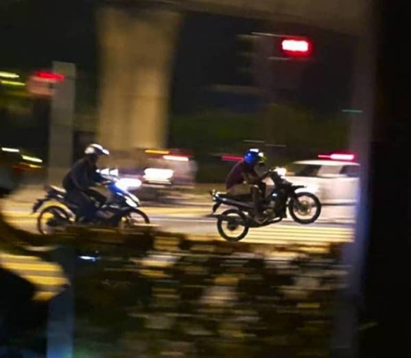 Salah seorang penunggang motosikal melakukan aksi ‘wheelie’ di Dataran Merdeka menghala Jalan Raja Laut, Kuala Lumpur, awal pagi tadi.