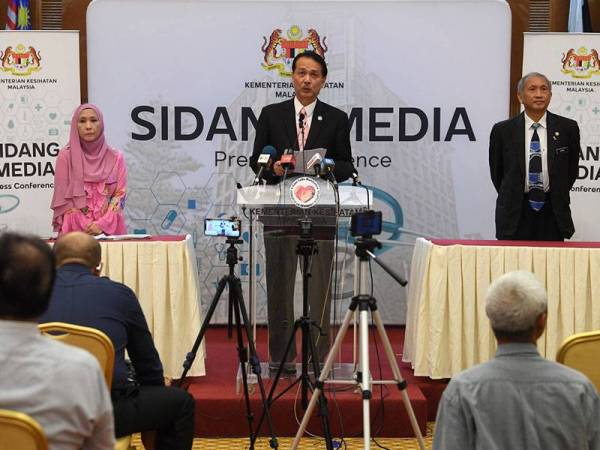 Dr Noor Hisham (tengah) ketika sidang media harian berkaitan jangkitan Covid-19 di Kementerian Kesihatan hari ini.- Foto Bernama