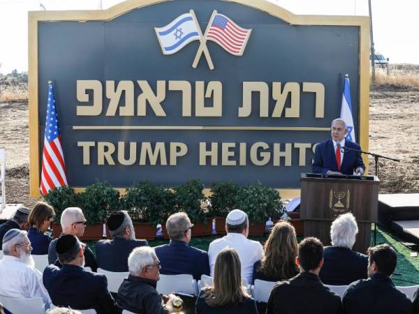 Netanyahu merasmikan papan tanda Trump Heights di Bukit Golan pada Jun tahun lalu. - Foto AFP