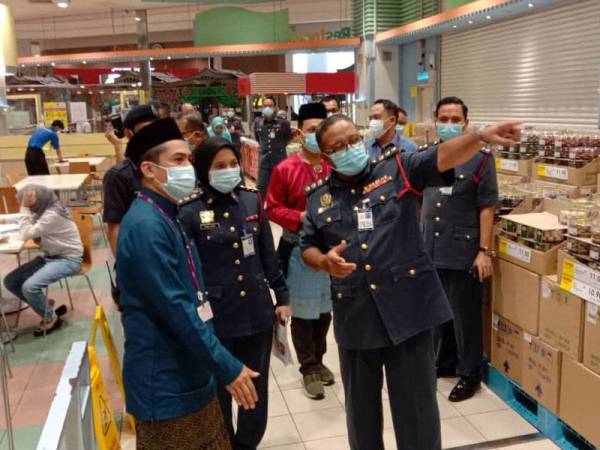 Hamdan (kanan) ketika meninjau sekitar Pasaraya AEON Seremban 2 di sini hari ini.