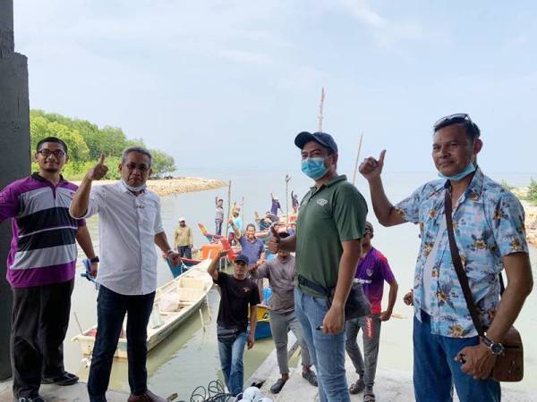 Zaki (dua dari kiri) meninjau kerja penandaan 11 lot kebun kerang di Jeti Perikanan di Parit Haji Dolah, Kampung Sungai Tiram, Lekir hari ini.