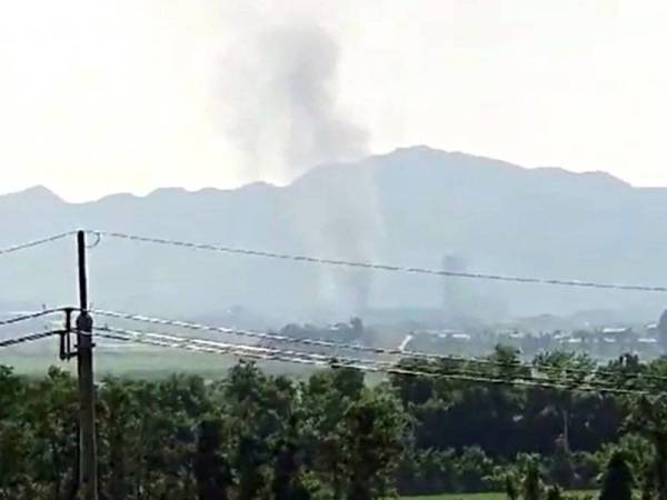 Asap tebal memenuhi ruang udara Kompleks Perindustrian Kaesong yang menempatkan pejabat perhubungan antara Korea selepas sebahagiannya diletupkan Pyongyang ketika kejadian hari ini. - Foto AFP