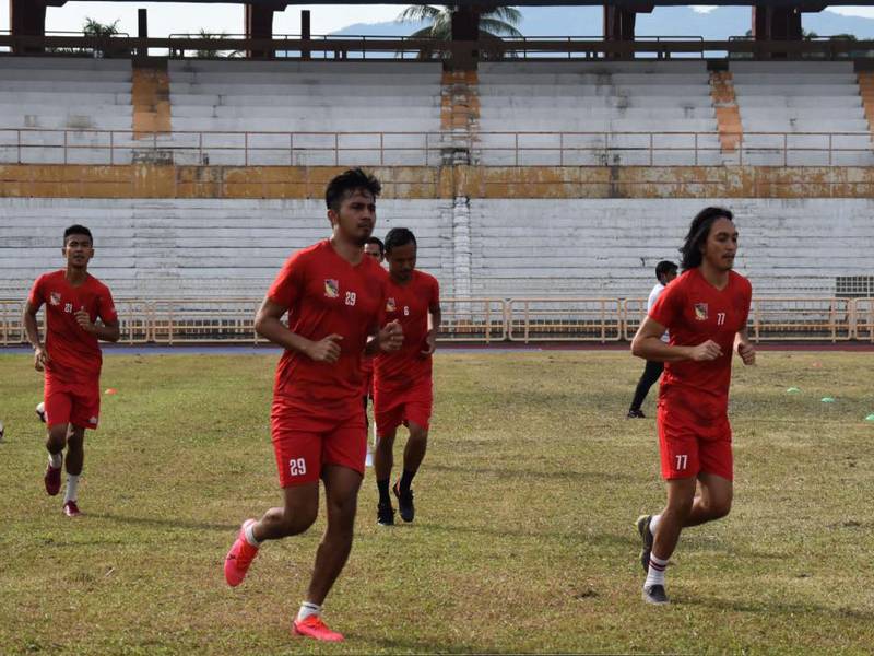 Para pemain Negeri Sembilan mula berlatih di Stadium Tuanku Abdul Rahman, Paroi. - Foto MFL