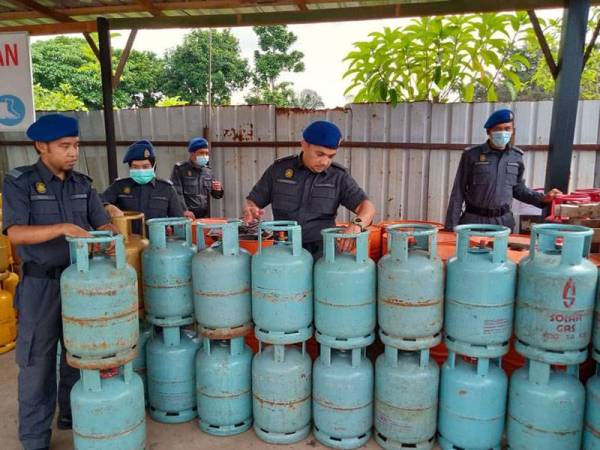 KPDNHEP Selangor menyita 596 tong gas LPG dalam Ops Tiris di Bukit Dukung, Kajang semalam.