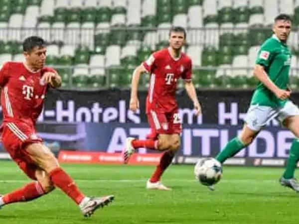 Antara aksi pertemuan Bayern Munich menentang Werder Bremen di Stadium Weser.