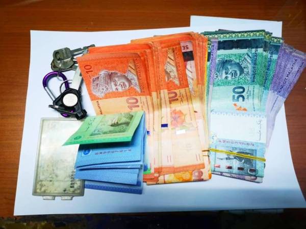 Polis turut menemui pelbagai jenis mata wang tunai bercampur-campur berjumlah RM4,111.