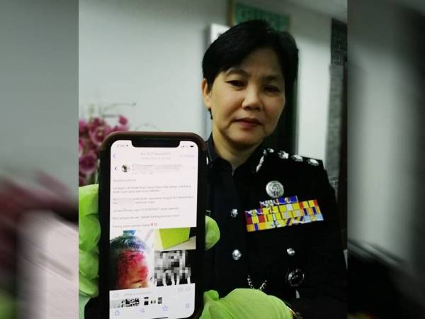 Nurulhuda menunjukkan hantaran yang tular di media sosial Facebook mendakwa pemandu kereta melarikan diri selepas melanggar seorang kanak-kanak.