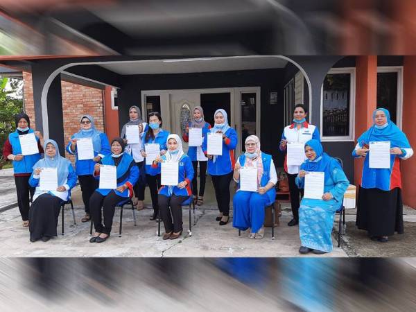 Azlinah (tengah) bersama Ketua Cabang Wanita PKR Negeri Sembilan dan ahli jawatankuasa menyatakan sokongan terus setia bersama PKR.