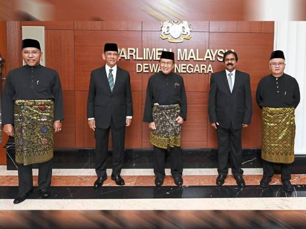 Balasubramaniam (dua dari kanan) antara lima individu yang mengangkat sumpah sebagai senator di Dewan Negara semalam. - Foto Bernama