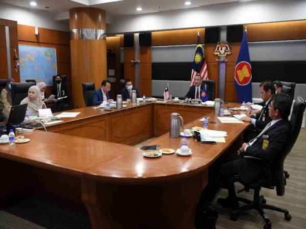 Hishammuddin (depan, tengah) ketika Mesyuarat Khas Menteri-Menteri Luar ASEAN-Rusia secara persidangan video di Putrajaya. - Foto Bernama