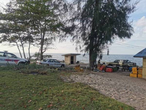 Sekitar lokasi penemuan mayat bayi lelaki itu di Pantai Pengkalan Maras, Batu Rakit, Kuala Nerus, petang tadi