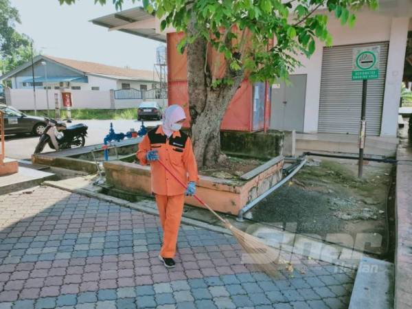  Rohani tidak malu menyara anak-anak dengan pekerjaan sebagai pekerja sapuan sampah di kawasan Alor Gajah. 