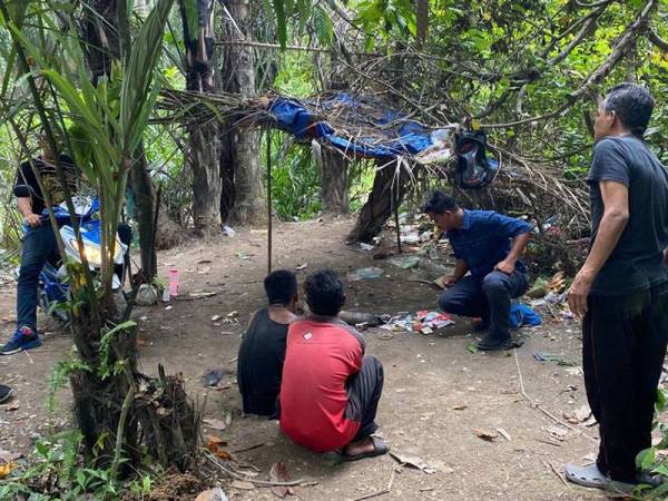 Pemeriksaan dijalankan polis berjaya menahan empat penagih di sebuah kawasan kebun kelapa sawit semalam.