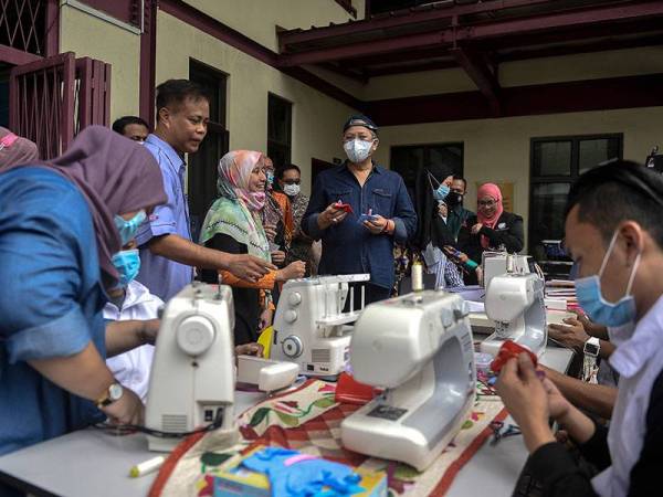 Annuar Musa beramah mesra bersama sukarelawan Yayasan Kebajikan Negara sempena lawatan kerja beliau di Pusat Transit Gelandangan Kuala Lumpur hari ini. - Foto Bernama