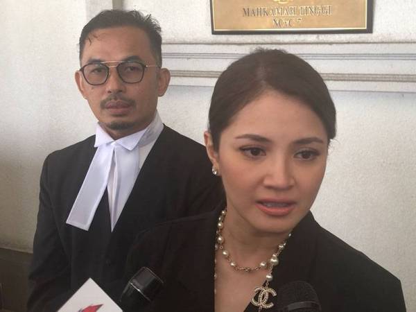 Nur Fazura ketika ditemui di Mahkamah Tinggi Kuala Lumpur hari ini.